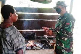 Satgas TNI bantu warga perbatasan buat olahan makanan dari sagu bernilai ekonomis