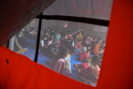 Puluhan pengungsi dan relawan yang diduga keracunan masih dirawat