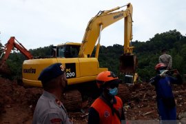 Petugas fokus  cari satu korban tanah longsor di Nganjuk