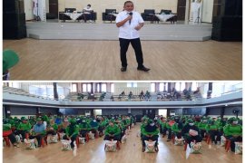 Bupati Tapteng berikan bantuan kepada 237 petugas kebersihan