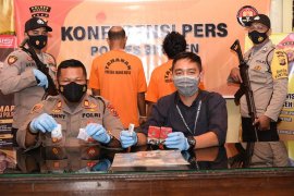 Bongkar sindikat pengedar sabu-sabu, polisi tangkap dua pelaku dengan tembakan peringatan