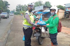 Pengendara yang tertib lalu lintas di Dharmasraya terima penghargaan dari polisi