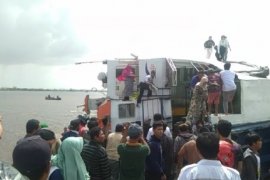 Kapal feri penyeberangan Tebas-Perigi Piai terbalik