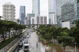 BMKG peringatkan potensi hujan lebat Jabodetabek pada Minggu dini hari