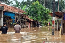 Banjir landa kawasan perkotaan di Karawang