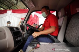 Bupati Gianyar serahkan truk sampah ke desa Taro
