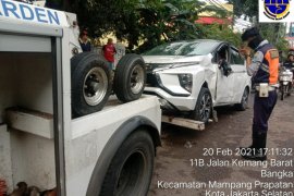 Banjir bikin mobil mogok terendam, derek beraksi
