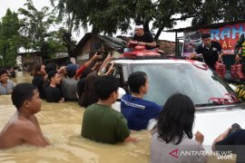 Dedi Mulyadi terobos daerah terisolasi banjir di Karawang gunakan mobilnya