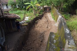 Tanah Ambles di Madiun