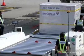 Vaksin Pfizer tiba di bandara KLIA