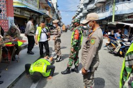 Melanggar prokes, warga Meranti ini disuruh push up