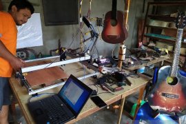 Asyik, di Eli Instrument, pemesan ikut mendisain bentuk gitar