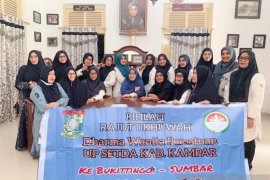 DWP Setdakab Kampar lakukan rihlah rajut ukhuwah di Ranah Minang