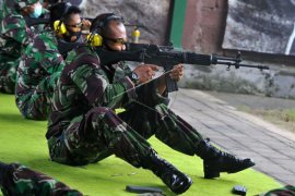 Prajurit TNI AU berlatih menembak