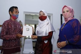Dekranas memberikan bantuan modal usaha 10 pengrajin NTB