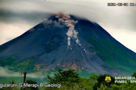 Awan panas dan lava pijar Gunung Merapi meluncur ke arah barat daya