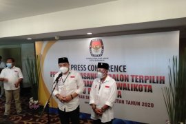 Warga menanti program beasiswa wali kota Surabaya terpilih