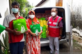 Alfamart berikan bantuan sosial untuk warga di Nganjuk