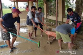 Warga Cikarang Bekasi gotong royong bersihkan lumpur sisa banjir