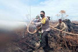 Kapolres Tapteng turun tangan padamkan api kebakaran