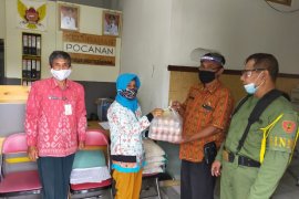 Pemkot Kediri tetap bagikan paket bahan pokok kepada warga jalani isolasi