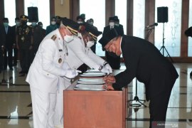 Gubernur Maluku lantik Bupati Seram Timur dan Kepulauan Aru di Ambon