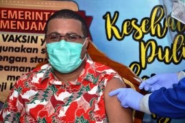 Bupati Biak Numfor bersama Pangkoopsau III disuntik vaksin COVID-19