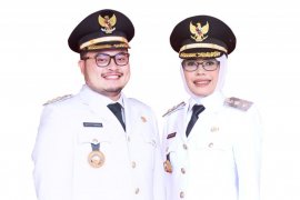 Bupati Dhito gunakan sepatu produk UMKM Kabupaten Kediri saat pelantikan