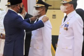 Gubernur lantik lima bupati  hasil pilkada 2020