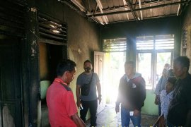 Rumah dan sepeda motor terbakar saat pemilik sedang tidur