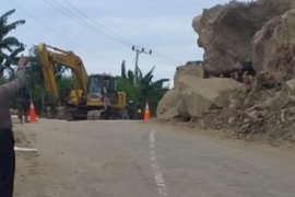 60 titik longsor akibat gempa di Mamuju Sulbar telah dibuka