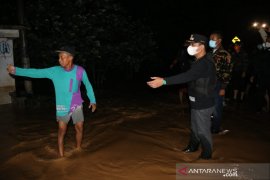 Puluhan warga mengungsi akibat banjir