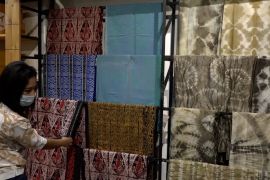 Berkunjung ke pusat cendera mata produk Ulos khas Batak