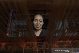 KPP Mataram Barat membantu IKM tenun eksis selama pandemi COVID-19