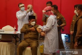 Gubernur Kepri  yang pertama disuntik vaksin Sinovac dosis kedua