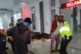 Kasat Lantas Polres Lotara Turun Langsung Evakuasi Korban Lakalantas di Jalan Raya Tanjung