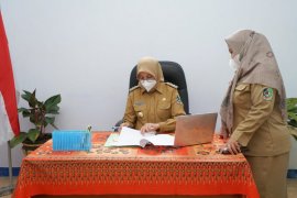 Hari pertama kerja, Bupati Ipuk ngantor di desa