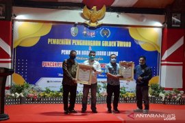 Dandim dan Kapolres Sampang terima "golden award" percepatan penanganan COVID-19