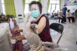 Proses Vaksinasi COVID-19 Bagi Lansia Di Banjarmasin