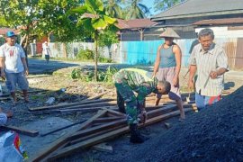 Koramil Kuala Kencana bersama warga bangun pos peduli keamanan