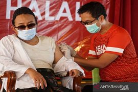 Tokoh agama dan pelaku usaha di Bangkalan mulai divaksin COVID-19