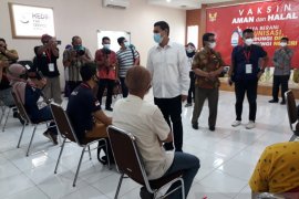 Wali Kota Kediri pantau vaksinasi pelayan publik dan jurnalis