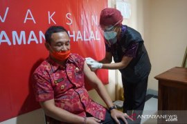 Bupati-Wabup Karangasem laksanakan vaksinasi COVID-19 di Puskesmas