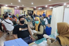 Puluhan wartawan di Situbondo jalani vaksinasi COVID-19 pertama