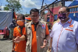 PKS Banjarmasin salurkan paket sembako untuk korban kebakaran di Palambuan