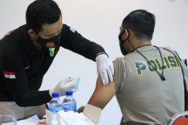 Seratusan anggota Polda DIY menjalani vaksinasi COVID-19