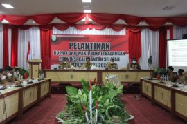 Bupati Balangan Abdul Hadi targetkan dalam dua tahun seluruh jalan mulus