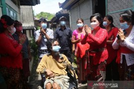 Pemkab Tabanan bantu kursi roda bagi warga kurang mampu