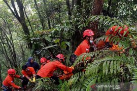 Mayat pria diduga korban pembunuhan ditemukan di dasar jurang