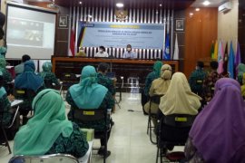 Balai Bahasa Jateng memberi pelatihan penulisan kreatif di Cilacap
